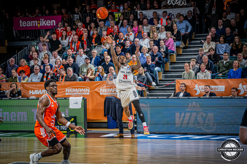 1. Basketball Bundesliga, easyCredit BBL, Saison 2025/2026, Herren, Hauptrunde, 27. Spieltag, 02.04.2026, RASTA Vechta - BMA365 Bamberg Baskets
Cobe Williams (#24 - BMA365 Bamberg Baskets) in Aktion
Schlüsselwörter: 02.04.2026;1. Bundesliga;27. Spieltag;365;BBL;BMA;Bamberg;Basketball;Baskets;Hauptrunde;Liga;RASTA;RASTA Dome;Saison 2025/2026;Vechta;easycredit