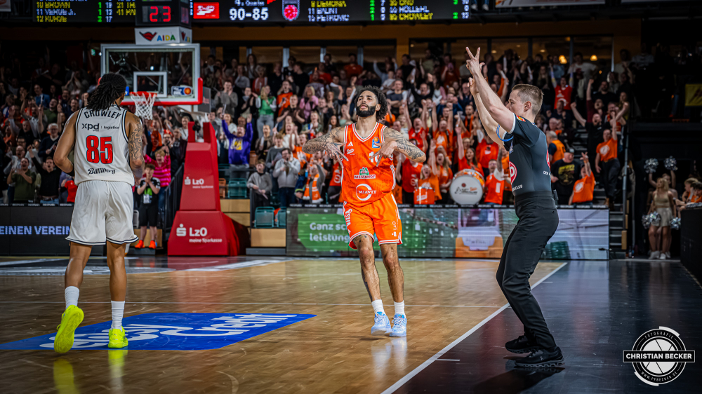 1. Basketball Bundesliga, easyCredit BBL, Saison 2025/2026, Herren, Hauptrunde, 27. Spieltag, 02.04.2026, RASTA Vechta - BMA365 Bamberg Baskets
Tevin Brown (#10 - RASTA Vechta) zeigt Emotionen w&auml;hrend der Partie
Schlüsselwörter: 02.04.2026;1. Bundesliga;27. Spieltag;365;BBL;BMA;Bamberg;Basketball;Baskets;Hauptrunde;Liga;RASTA;RASTA Dome;Saison 2025/2026;Vechta;easycredit