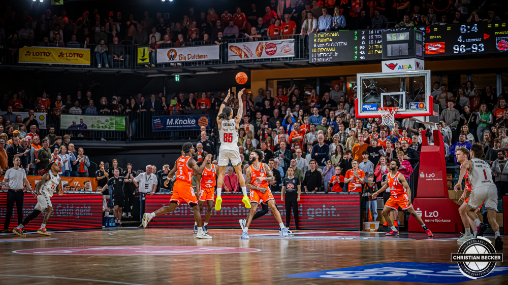 1. Basketball Bundesliga, easyCredit BBL, Saison 2025/2026, Herren, Hauptrunde, 27. Spieltag, 02.04.2026, RASTA Vechta - BMA365 Bamberg Baskets
Austin Crowley (#85 - BMA365 Bamberg Baskets) beim Jumpshot
Schlüsselwörter: 02.04.2026;1. Bundesliga;27. Spieltag;365;BBL;BMA;Bamberg;Basketball;Baskets;Hauptrunde;Liga;RASTA;RASTA Dome;Saison 2025/2026;Vechta;easycredit