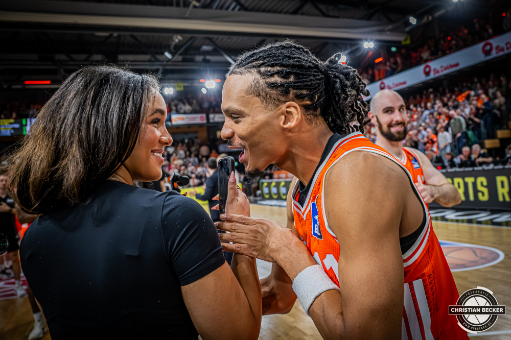 1. Basketball Bundesliga, easyCredit BBL, Saison 2025/2026, Herren, Hauptrunde, 27. Spieltag, 02.04.2026, RASTA Vechta - BMA365 Bamberg Baskets
Alonzo Verge (#11 - RASTA Vechta) und Jada Mc Caw (Content Creation - RASTA Vechta) nach der Partie
Schlüsselwörter: 02.04.2026;1. Bundesliga;27. Spieltag;365;BBL;BMA;Bamberg;Basketball;Baskets;Hauptrunde;Liga;RASTA;RASTA Dome;Saison 2025/2026;Vechta;easycredit