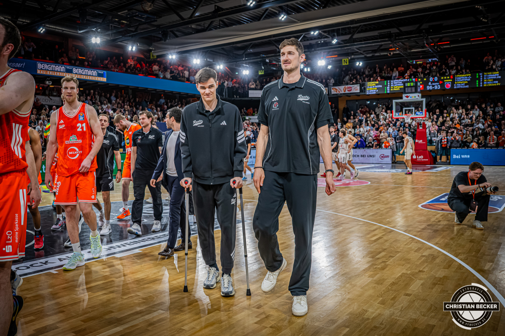 1. Basketball Bundesliga, easyCredit BBL, Saison 2025/2026, Herren, Hauptrunde, 27. Spieltag, 02.04.2026, RASTA Vechta - BMA365 Bamberg Baskets
Joschka Ferner (#9 - RASTA Vechta) und Tibor Plei&szlig; (#22 - RASTA Vechta) nach der Partie
Schlüsselwörter: 02.04.2026;1. Bundesliga;27. Spieltag;365;BBL;BMA;Bamberg;Basketball;Baskets;Hauptrunde;Liga;RASTA;RASTA Dome;Saison 2025/2026;Vechta;easycredit