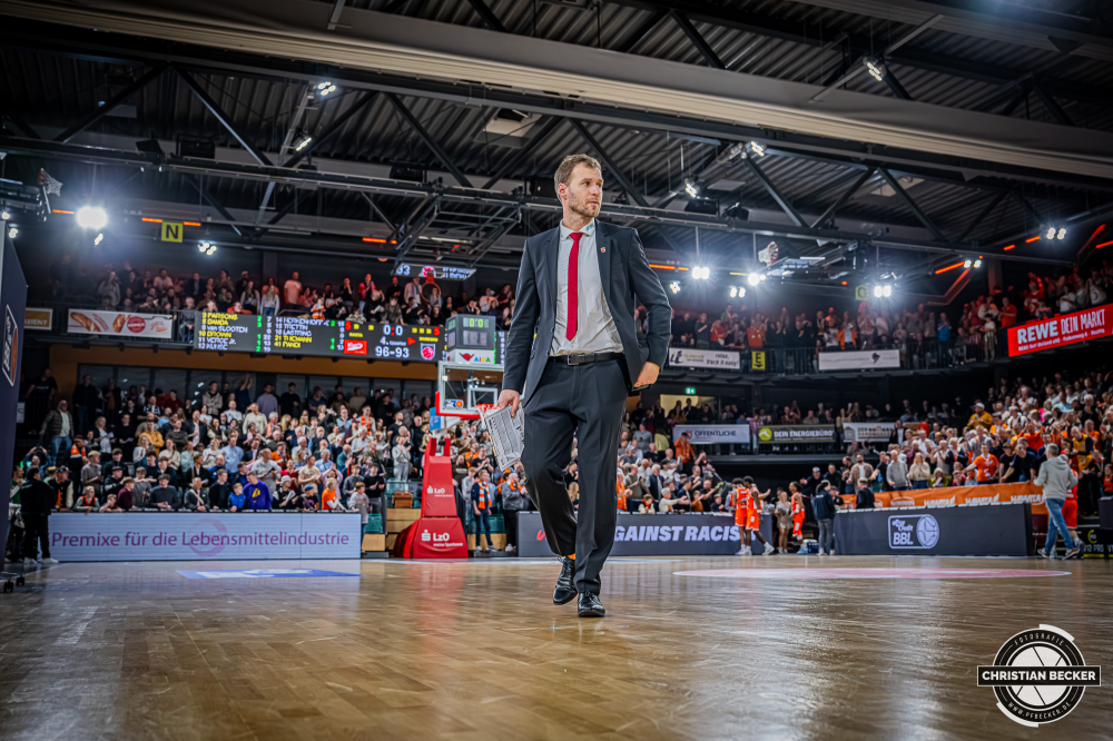 1. Basketball Bundesliga, easyCredit BBL, Saison 2025/2026, Herren, Hauptrunde, 27. Spieltag, 02.04.2026, RASTA Vechta - BMA365 Bamberg Baskets
Anton Gavel (Head Coach - BMA365 Bamberg Baskets) nach der Partie
Schlüsselwörter: 02.04.2026;1. Bundesliga;27. Spieltag;365;BBL;BMA;Bamberg;Basketball;Baskets;Hauptrunde;Liga;RASTA;RASTA Dome;Saison 2025/2026;Vechta;easycredit