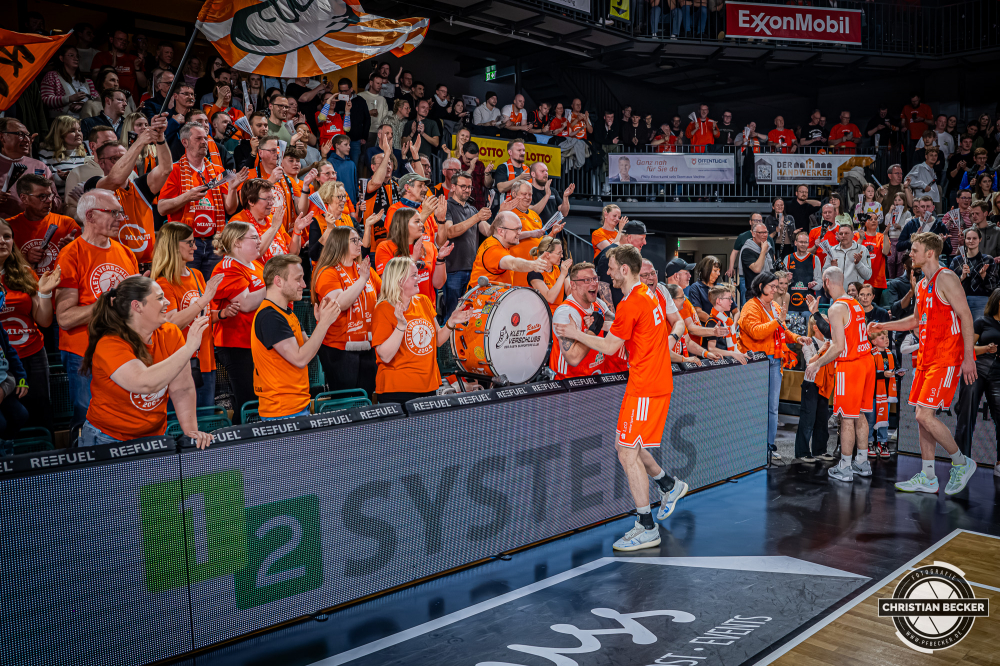 1. Basketball Bundesliga, easyCredit BBL, Saison 2025/2026, Herren, Hauptrunde, 27. Spieltag, 02.04.2026, RASTA Vechta - BMA365 Bamberg Baskets
Das Team von RASTA Vechta und deren Fans nach der Partie
Schlüsselwörter: 02.04.2026;1. Bundesliga;27. Spieltag;365;BBL;BMA;Bamberg;Basketball;Baskets;Hauptrunde;Liga;RASTA;RASTA Dome;Saison 2025/2026;Vechta;easycredit