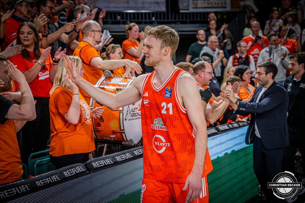 1. Basketball Bundesliga, easyCredit BBL, Saison 2025/2026, Herren, Hauptrunde, 27. Spieltag, 02.04.2026, RASTA Vechta - BMA365 Bamberg Baskets
Lars Thiemann (#21 - RASTA Vechta) nach der Partie
Schlüsselwörter: 02.04.2026;1. Bundesliga;27. Spieltag;365;BBL;BMA;Bamberg;Basketball;Baskets;Hauptrunde;Liga;RASTA;RASTA Dome;Saison 2025/2026;Vechta;easycredit