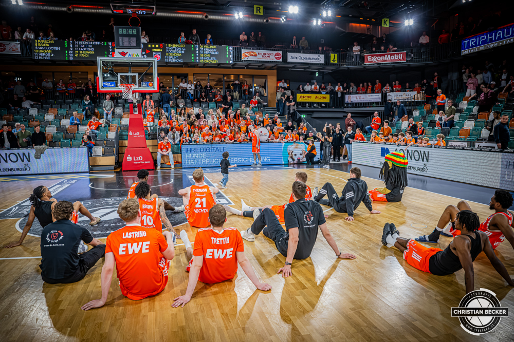 1. Basketball Bundesliga, easyCredit BBL, Saison 2025/2026, Herren, Hauptrunde, 27. Spieltag, 02.04.2026, RASTA Vechta - BMA365 Bamberg Baskets
Das Team von RASTA Vechta nach der Partie
Schlüsselwörter: 02.04.2026;1. Bundesliga;27. Spieltag;365;BBL;BMA;Bamberg;Basketball;Baskets;Hauptrunde;Liga;RASTA;RASTA Dome;Saison 2025/2026;Vechta;easycredit