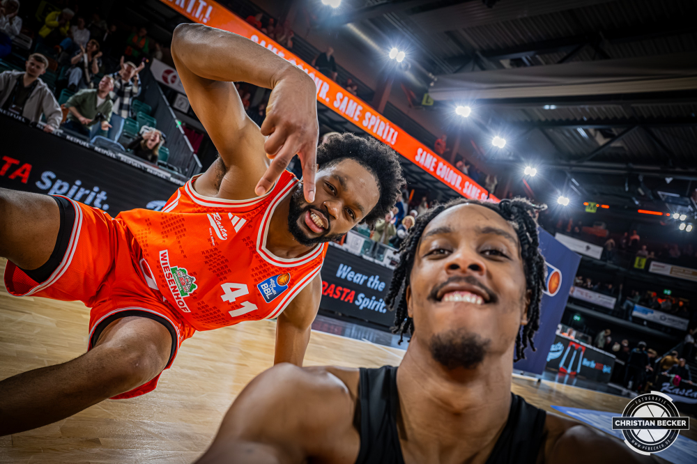 1. Basketball Bundesliga, easyCredit BBL, Saison 2025/2026, Herren, Hauptrunde, 27. Spieltag, 02.04.2026, RASTA Vechta - BMA365 Bamberg Baskets
Lloyd Pandi (#41 - RASTA Vechta) und Malik Parsons (#3 - RASTA Vechta) nach der Partie
Schlüsselwörter: 02.04.2026;1. Bundesliga;27. Spieltag;365;BBL;BMA;Bamberg;Basketball;Baskets;Hauptrunde;Liga;RASTA;RASTA Dome;Saison 2025/2026;Vechta;easycredit