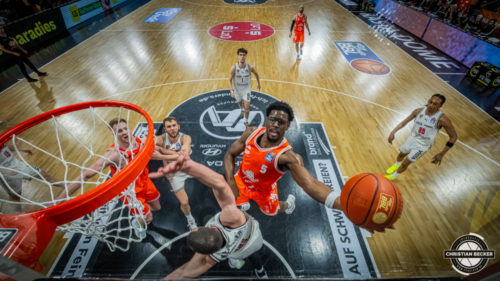 1. Basketball Bundesliga, easyCredit BBL, Saison 2025/2026, Herren, Hauptrunde, 27. Spieltag, 02.04.2026, RASTA Vechta - BMA365 Bamberg Baskets
TJ Bamba (#5 - RASTA Vechta) beim Korbleger
Schlüsselwörter: 02.04.2026;1. Bundesliga;27. Spieltag;365;BBL;BMA;Bamberg;Basketball;Baskets;Hauptrunde;Liga;RASTA;RASTA Dome;Saison 2025/2026;Vechta;easycredit