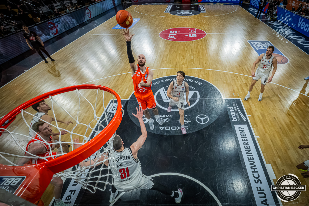 1. Basketball Bundesliga, easyCredit BBL, Saison 2025/2026, Herren, Hauptrunde, 27. Spieltag, 02.04.2026, RASTA Vechta - BMA365 Bamberg Baskets
Tommy Kuhse (#12 - RASTA Vechta) beim Korbleger
Schlüsselwörter: 02.04.2026;1. Bundesliga;27. Spieltag;365;BBL;BMA;Bamberg;Basketball;Baskets;Hauptrunde;Liga;RASTA;RASTA Dome;Saison 2025/2026;Vechta;easycredit