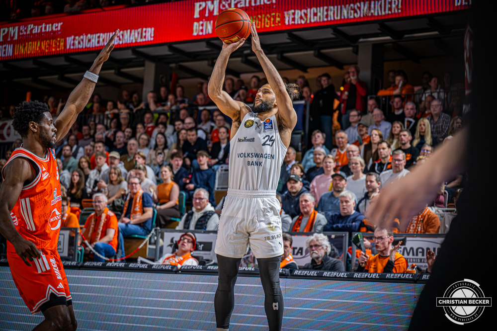 1. Basketball Bundesliga, easyCredit BBL, Saison 2025/2026, Herren, Hauptrunde, 31. Spieltag, 24.04.2026, RASTA Vechta - L&ouml;wen Braunschweig
Kaza Kajami-Keane (#24 - Basketball L&ouml;wen Braunschweig) beim Jumpshot
Schlüsselwörter: 1. Bundesliga;24.04.2026;31. Spieltag;BBL;Basketball;Braunschweig;Hauptrunde;Liga;L&ouml;wen;RASTA;RASTA Dome;Saison 2025/2026;Vechta;easycredit