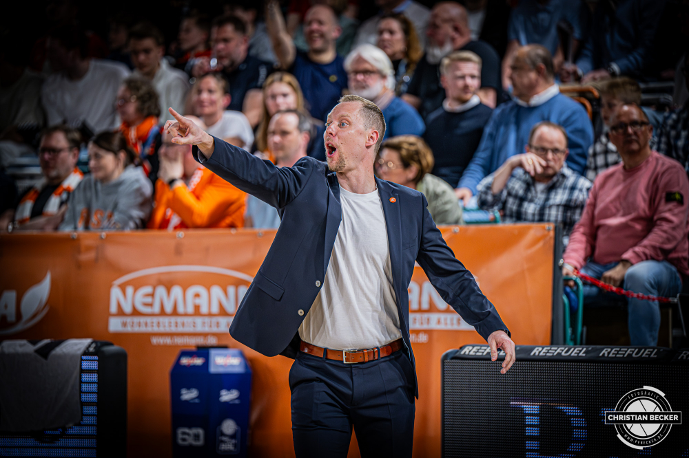 1. Basketball Bundesliga, easyCredit BBL, Saison 2025/2026, Herren, Hauptrunde, 31. Spieltag, 24.04.2026, RASTA Vechta - L&ouml;wen Braunschweig
Christian Held (Head-Coach - RASTA Vechta) w&auml;hrend der Partie
Schlüsselwörter: 1. Bundesliga;24.04.2026;31. Spieltag;BBL;Basketball;Braunschweig;Hauptrunde;Liga;L&ouml;wen;RASTA;RASTA Dome;Saison 2025/2026;Vechta;easycredit
