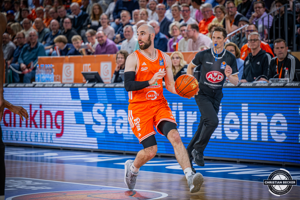 1. Basketball Bundesliga, easyCredit BBL, Saison 2025/2026, Herren, Hauptrunde, 31. Spieltag, 24.04.2026, RASTA Vechta - L&ouml;wen Braunschweig
Tommy Kuhse (#12 - RASTA Vechta) in Aktion
Schlüsselwörter: 1. Bundesliga;24.04.2026;31. Spieltag;BBL;Basketball;Braunschweig;Hauptrunde;Liga;L&ouml;wen;RASTA;RASTA Dome;Saison 2025/2026;Vechta;easycredit