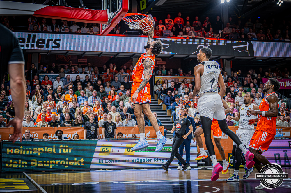1. Basketball Bundesliga, easyCredit BBL, Saison 2025/2026, Herren, Hauptrunde, 31. Spieltag, 24.04.2026, RASTA Vechta - L&ouml;wen Braunschweig
Tevin Brown (#10 - RASTA Vechta) beim Dunk
Schlüsselwörter: 1. Bundesliga;24.04.2026;31. Spieltag;BBL;Basketball;Braunschweig;Hauptrunde;Liga;L&ouml;wen;RASTA;RASTA Dome;Saison 2025/2026;Vechta;easycredit