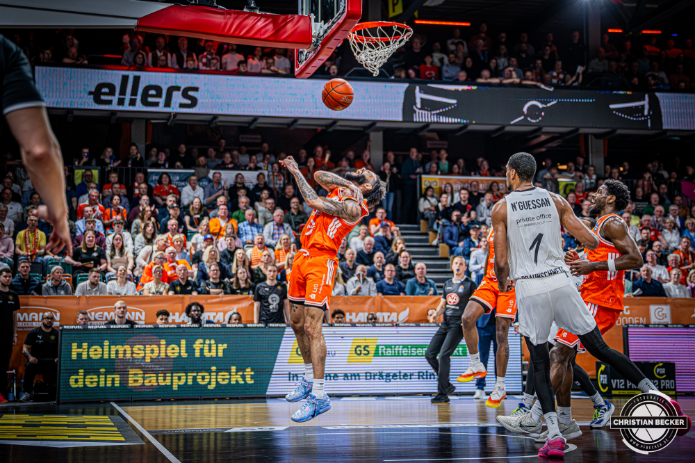 1. Basketball Bundesliga, easyCredit BBL, Saison 2025/2026, Herren, Hauptrunde, 31. Spieltag, 24.04.2026, RASTA Vechta - L&ouml;wen Braunschweig
Tevin Brown (#10 - RASTA Vechta) zeigt Emotionen w&auml;hrend der Partie
Schlüsselwörter: 1. Bundesliga;24.04.2026;31. Spieltag;BBL;Basketball;Braunschweig;Hauptrunde;Liga;L&ouml;wen;RASTA;RASTA Dome;Saison 2025/2026;Vechta;easycredit