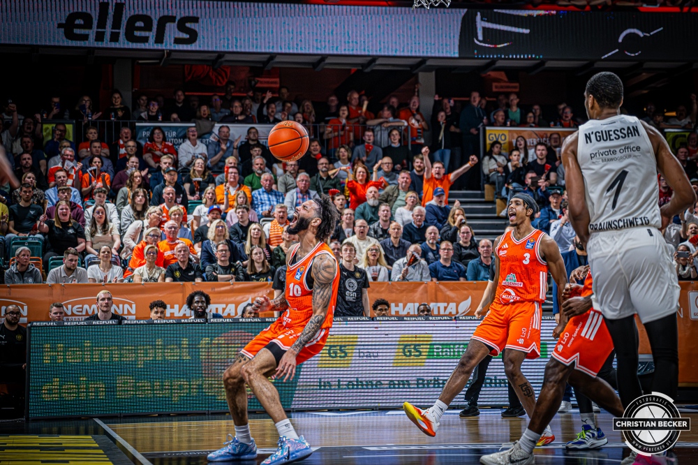 1. Basketball Bundesliga, easyCredit BBL, Saison 2025/2026, Herren, Hauptrunde, 31. Spieltag, 24.04.2026, RASTA Vechta - L&ouml;wen Braunschweig
Tevin Brown (#10 - RASTA Vechta) zeigt Emotionen w&auml;hrend der Partie
Schlüsselwörter: 1. Bundesliga;24.04.2026;31. Spieltag;BBL;Basketball;Braunschweig;Hauptrunde;Liga;L&ouml;wen;RASTA;RASTA Dome;Saison 2025/2026;Vechta;easycredit