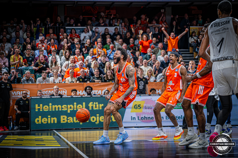 1. Basketball Bundesliga, easyCredit BBL, Saison 2025/2026, Herren, Hauptrunde, 31. Spieltag, 24.04.2026, RASTA Vechta - L&ouml;wen Braunschweig
Tevin Brown (#10 - RASTA Vechta) zeigt Emotionen w&auml;hrend der Partie
Schlüsselwörter: 1. Bundesliga;24.04.2026;31. Spieltag;BBL;Basketball;Braunschweig;Hauptrunde;Liga;L&ouml;wen;RASTA;RASTA Dome;Saison 2025/2026;Vechta;easycredit