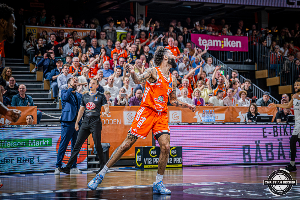 1. Basketball Bundesliga, easyCredit BBL, Saison 2025/2026, Herren, Hauptrunde, 31. Spieltag, 24.04.2026, RASTA Vechta - L&ouml;wen Braunschweig
Tevin Brown (#10 - RASTA Vechta) zeigt Emotionen w&auml;hrend der Partie
Schlüsselwörter: 1. Bundesliga;24.04.2026;31. Spieltag;BBL;Basketball;Braunschweig;Hauptrunde;Liga;L&ouml;wen;RASTA;RASTA Dome;Saison 2025/2026;Vechta;easycredit