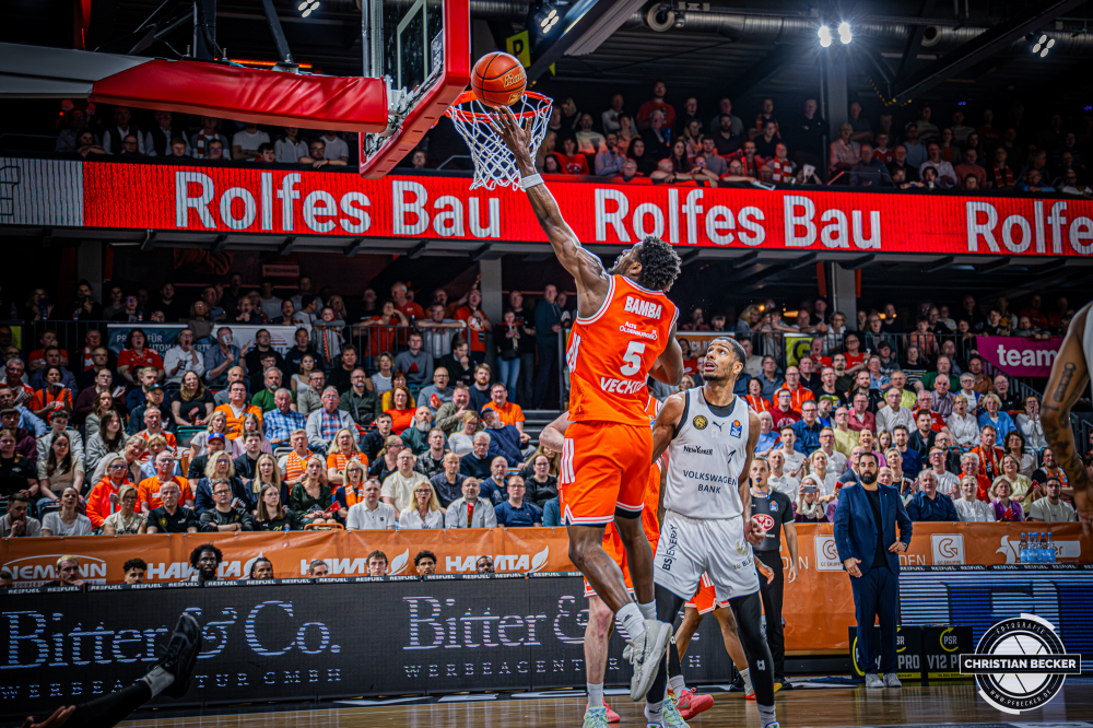 1. Basketball Bundesliga, easyCredit BBL, Saison 2025/2026, Herren, Hauptrunde, 31. Spieltag, 24.04.2026, RASTA Vechta - L&ouml;wen Braunschweig
TJ Bamba (#5 - RASTA Vechta) beim Korbleger
Schlüsselwörter: 1. Bundesliga;24.04.2026;31. Spieltag;BBL;Basketball;Braunschweig;Hauptrunde;Liga;L&ouml;wen;RASTA;RASTA Dome;Saison 2025/2026;Vechta;easycredit