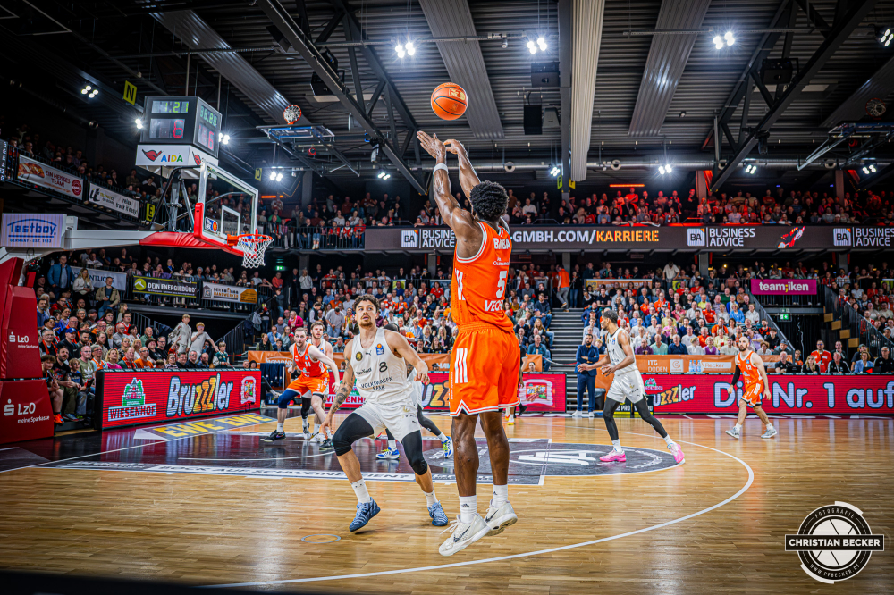 1. Basketball Bundesliga, easyCredit BBL, Saison 2025/2026, Herren, Hauptrunde, 31. Spieltag, 24.04.2026, RASTA Vechta - L&ouml;wen Braunschweig
TJ Bamba (#5 - RASTA Vechta) beim Jumpshot
Schlüsselwörter: 1. Bundesliga;24.04.2026;31. Spieltag;BBL;Basketball;Braunschweig;Hauptrunde;Liga;L&ouml;wen;RASTA;RASTA Dome;Saison 2025/2026;Vechta;easycredit