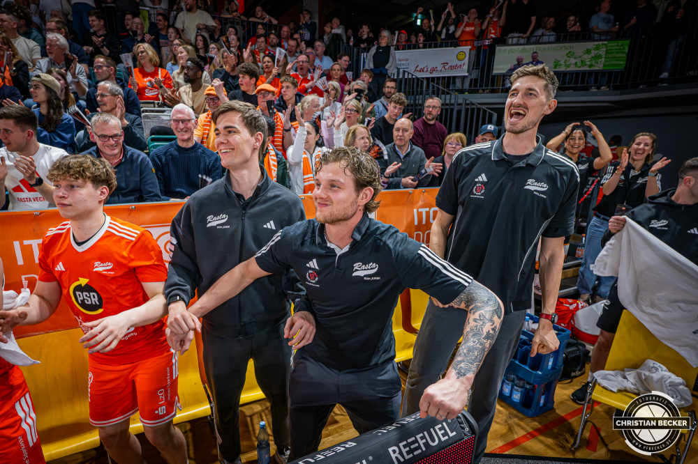 1. Basketball Bundesliga, easyCredit BBL, Saison 2025/2026, Herren, Hauptrunde, 31. Spieltag, 24.04.2026, RASTA Vechta - L&ouml;wen Braunschweig
Das Team von RASTA Vechta zeigt Emotionen w&auml;hrend der Partie
Schlüsselwörter: 1. Bundesliga;24.04.2026;31. Spieltag;BBL;Basketball;Braunschweig;Hauptrunde;Liga;L&ouml;wen;RASTA;RASTA Dome;Saison 2025/2026;Vechta;easycredit