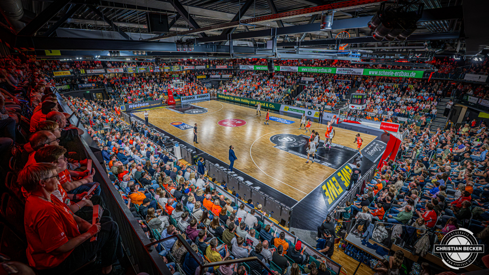 1. Basketball Bundesliga, easyCredit BBL, Saison 2025/2026, Herren, Hauptrunde, 31. Spieltag, 24.04.2026, RASTA Vechta - L&ouml;wen Braunschweig
Lars Thiemann (#21 - RASTA Vechta) beim Dunk
Schlüsselwörter: 1. Bundesliga;24.04.2026;31. Spieltag;BBL;Basketball;Braunschweig;Hauptrunde;Liga;L&ouml;wen;RASTA;RASTA Dome;Saison 2025/2026;Vechta;easycredit