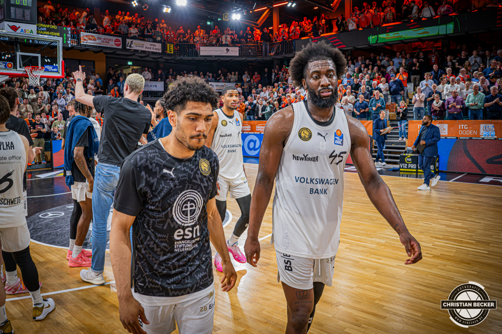 1. Basketball Bundesliga, easyCredit BBL, Saison 2025/2026, Herren, Hauptrunde, 31. Spieltag, 24.04.2026, RASTA Vechta - L&ouml;wen Braunschweig
Das Team der Basketball L&ouml;wen Braunschweig nach der Partie
Schlüsselwörter: 1. Bundesliga;24.04.2026;31. Spieltag;BBL;Basketball;Braunschweig;Hauptrunde;Liga;L&ouml;wen;RASTA;RASTA Dome;Saison 2025/2026;Vechta;easycredit