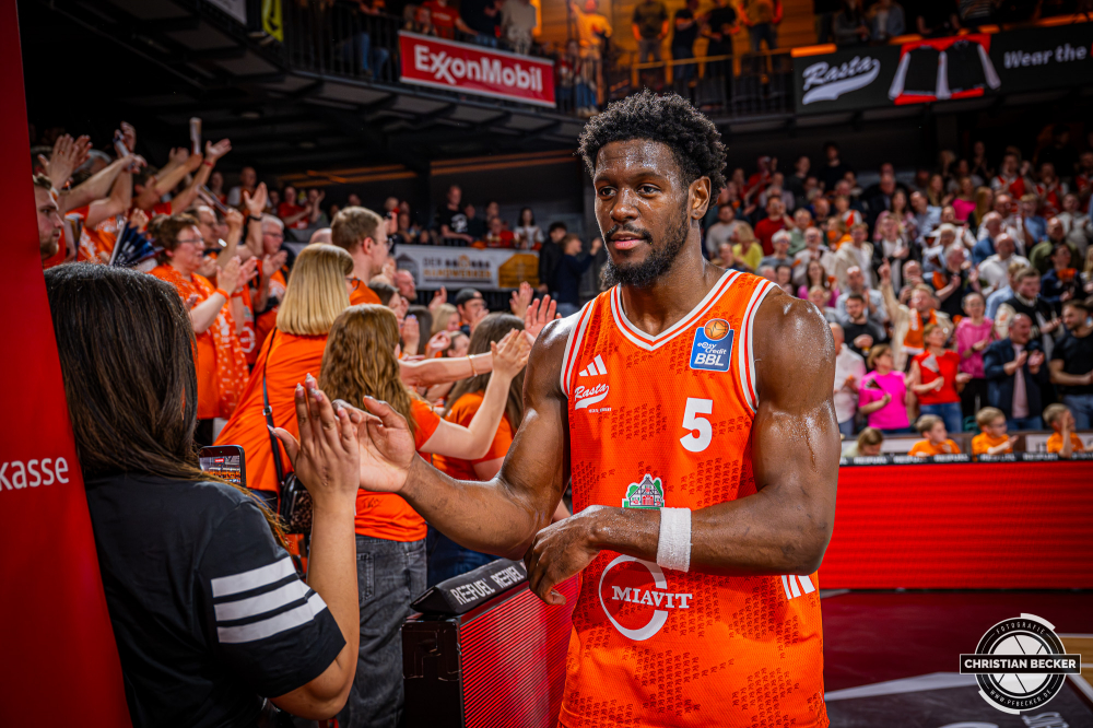 1. Basketball Bundesliga, easyCredit BBL, Saison 2025/2026, Herren, Hauptrunde, 31. Spieltag, 24.04.2026, RASTA Vechta - L&ouml;wen Braunschweig
TJ Bamba (#5 - RASTA Vechta) nach der Partie
Schlüsselwörter: 1. Bundesliga;24.04.2026;31. Spieltag;BBL;Basketball;Braunschweig;Hauptrunde;Liga;L&ouml;wen;RASTA;RASTA Dome;Saison 2025/2026;Vechta;easycredit
