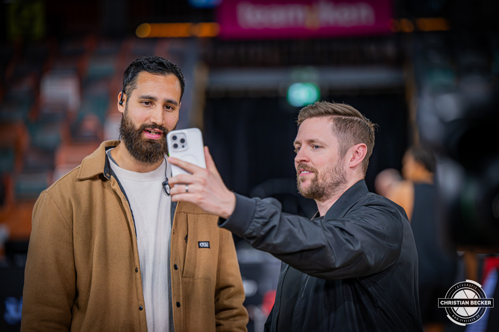 1. Basketball Bundesliga, easyCredit BBL, Saison 2025/2026, Herren, Play-Ins, Spiel um Platz 7, 12.05.2026, RASTA Vechta - Gladiators Trier
Martin Breunig (Hamburg Towers) und Sebastian Meichsner (Moderator DYN Media) vor der Partie
Schlüsselwörter: 1. Bundesliga;12.05.2026;BBL;Basketball;Gladiators;Liga;Play-Ins;RASTA;RASTA Dome;Saison 2025/2026;Trier;VET-CONCEPT;Vechta;easycredit