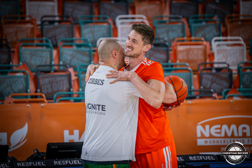1. Basketball Bundesliga, easyCredit BBL, Saison 2025/2026, Herren, Play-Ins, Spiel um Platz 7, 12.05.2026, RASTA Vechta - Gladiators Trier
Tibor Plei&szlig; (#22 - RASTA Vechta) und Maik Zirbes (#33 - VET-CONCEPT Gladiators Trier) vor der Partie
Schlüsselwörter: 1. Bundesliga;12.05.2026;BBL;Basketball;Gladiators;Liga;Play-Ins;RASTA;RASTA Dome;Saison 2025/2026;Trier;VET-CONCEPT;Vechta;easycredit