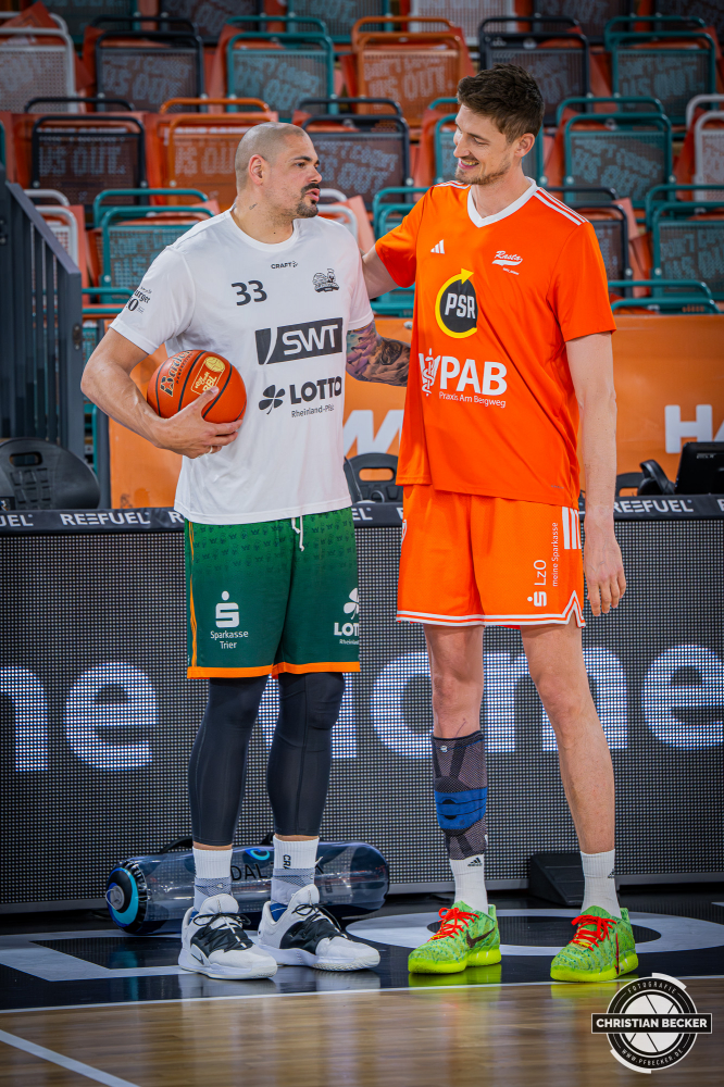 1. Basketball Bundesliga, easyCredit BBL, Saison 2025/2026, Herren, Play-Ins, Spiel um Platz 7, 12.05.2026, RASTA Vechta - Gladiators Trier
Tibor Plei&szlig; (#22 - RASTA Vechta) und Maik Zirbes (#33 - VET-CONCEPT Gladiators Trier) vor der Partie
Schlüsselwörter: 1. Bundesliga;12.05.2026;BBL;Basketball;Gladiators;Liga;Play-Ins;RASTA;RASTA Dome;Saison 2025/2026;Trier;VET-CONCEPT;Vechta;easycredit