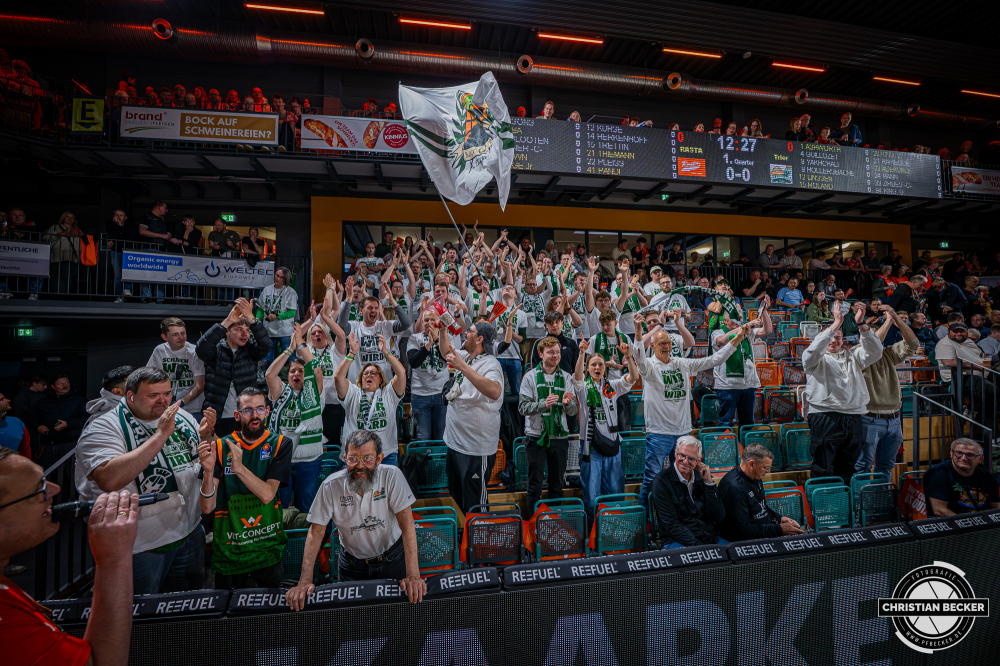 1. Basketball Bundesliga, easyCredit BBL, Saison 2025/2026, Herren, Play-Ins, Spiel um Platz 7, 12.05.2026, RASTA Vechta - Gladiators Trier
Die Fans der VET-CONCEPT Gladiators Trier vor der Partie
Schlüsselwörter: 1. Bundesliga;12.05.2026;BBL;Basketball;Gladiators;Liga;Play-Ins;RASTA;RASTA Dome;Saison 2025/2026;Trier;VET-CONCEPT;Vechta;easycredit