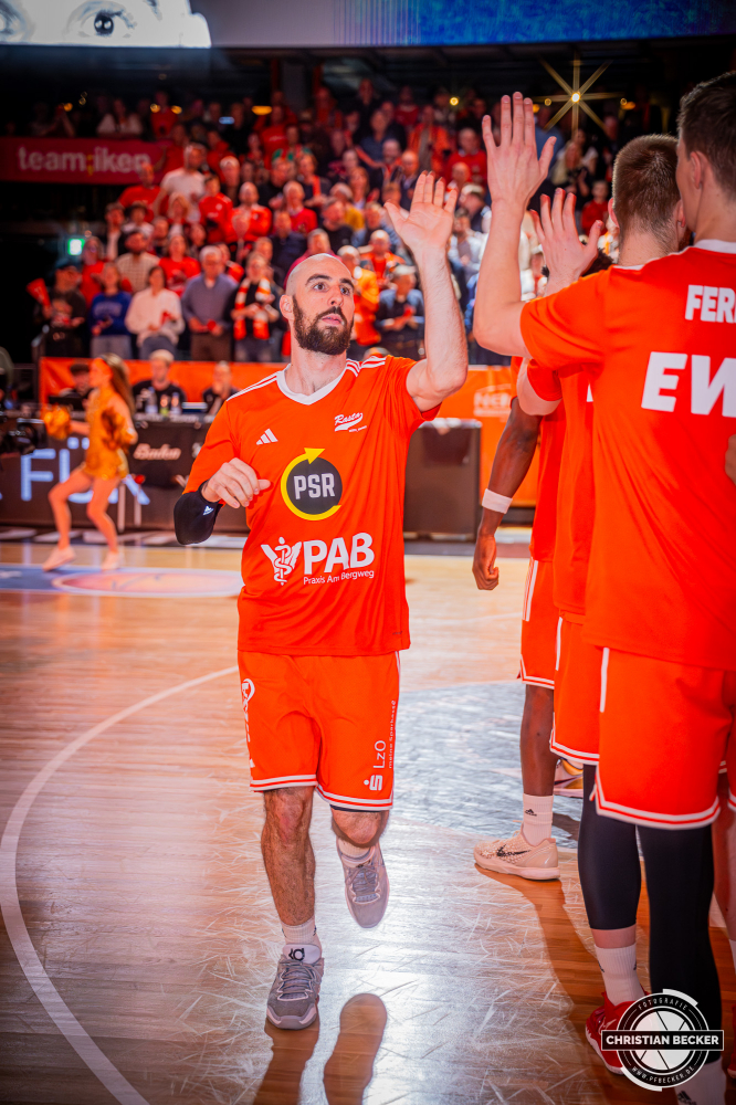 1. Basketball Bundesliga, easyCredit BBL, Saison 2025/2026, Herren, Play-Ins, Spiel um Platz 7, 12.05.2026, RASTA Vechta - Gladiators Trier
Tommy Kuhse (#12 - RASTA Vechta) vor der Partie
Schlüsselwörter: 1. Bundesliga;12.05.2026;BBL;Basketball;Gladiators;Liga;Play-Ins;RASTA;RASTA Dome;Saison 2025/2026;Trier;VET-CONCEPT;Vechta;easycredit