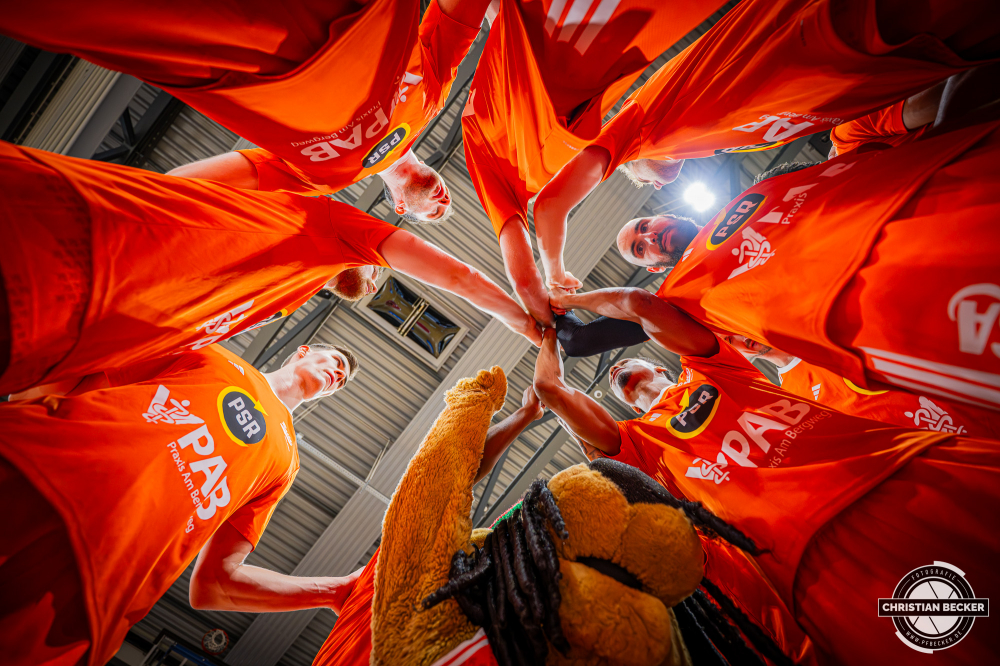 1. Basketball Bundesliga, easyCredit BBL, Saison 2025/2026, Herren, Play-Ins, Spiel um Platz 7, 12.05.2026, RASTA Vechta - Gladiators Trier
Das Team von RASTA Vechta vor der Partie
Schlüsselwörter: 1. Bundesliga;12.05.2026;BBL;Basketball;Gladiators;Liga;Play-Ins;RASTA;RASTA Dome;Saison 2025/2026;Trier;VET-CONCEPT;Vechta;easycredit