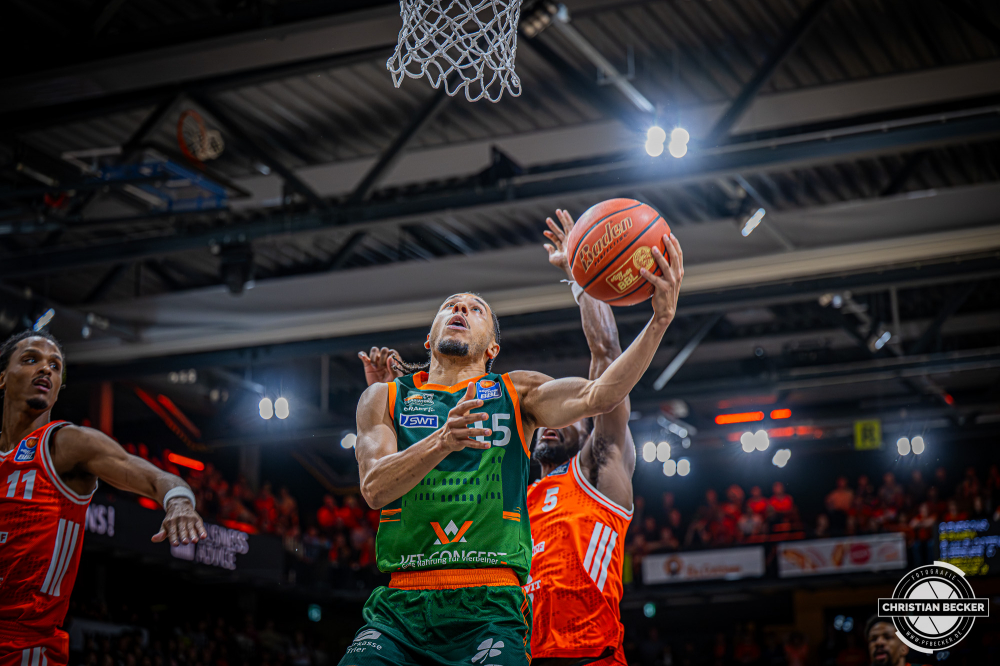 1. Basketball Bundesliga, easyCredit BBL, Saison 2025/2026, Herren, Play-Ins, Spiel um Platz 7, 12.05.2026, RASTA Vechta - Gladiators Trier
Jordan Roland (#15 - VET-CONCEPT Gladiators Trier) beim Korbleger
Schlüsselwörter: 1. Bundesliga;12.05.2026;BBL;Basketball;Gladiators;Liga;Play-Ins;RASTA;RASTA Dome;Saison 2025/2026;Trier;VET-CONCEPT;Vechta;easycredit