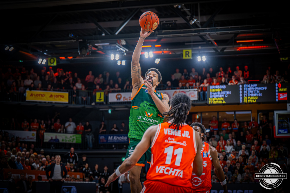 1. Basketball Bundesliga, easyCredit BBL, Saison 2025/2026, Herren, Play-Ins, Spiel um Platz 7, 12.05.2026, RASTA Vechta - Gladiators Trier
Urald King (#20 - VET-CONCEPT Gladiators Trier) beim Jumpshot
Schlüsselwörter: 1. Bundesliga;12.05.2026;BBL;Basketball;Gladiators;Liga;Play-Ins;RASTA;RASTA Dome;Saison 2025/2026;Trier;VET-CONCEPT;Vechta;easycredit