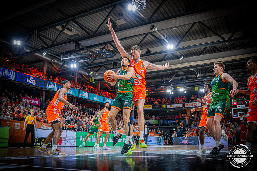 1. Basketball Bundesliga, easyCredit BBL, Saison 2025/2026, Herren, Play-Ins, Spiel um Platz 7, 12.05.2026, RASTA Vechta - Gladiators Trier
Jordan Roland (#15 - VET-CONCEPT Gladiators Trier) beim Korbleger
Schlüsselwörter: 1. Bundesliga;12.05.2026;BBL;Basketball;Gladiators;Liga;Play-Ins;RASTA;RASTA Dome;Saison 2025/2026;Trier;VET-CONCEPT;Vechta;easycredit