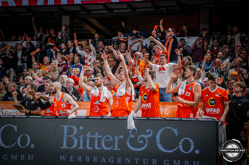 1. Basketball Bundesliga, easyCredit BBL, Saison 2025/2026, Herren, Play-Ins, Spiel um Platz 7, 12.05.2026, RASTA Vechta - Gladiators Trier
Das Team von RASTA Vechta zeigt Emotionen w&auml;hrend der Partie
Schlüsselwörter: 1. Bundesliga;12.05.2026;BBL;Basketball;Gladiators;Liga;Play-Ins;RASTA;RASTA Dome;Saison 2025/2026;Trier;VET-CONCEPT;Vechta;easycredit