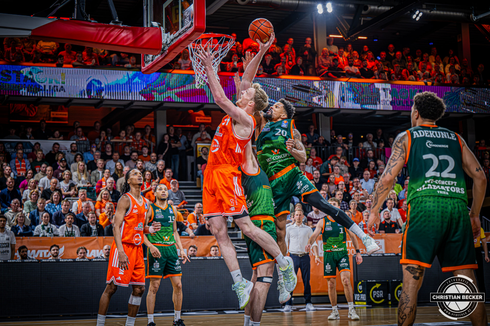 1. Basketball Bundesliga, easyCredit BBL, Saison 2025/2026, Herren, Play-Ins, Spiel um Platz 7, 12.05.2026, RASTA Vechta - Gladiators Trier
Lars Thiemann (#21 - RASTA Vechta) beim Korbleger
Schlüsselwörter: 1. Bundesliga;12.05.2026;BBL;Basketball;Gladiators;Liga;Play-Ins;RASTA;RASTA Dome;Saison 2025/2026;Trier;VET-CONCEPT;Vechta;easycredit