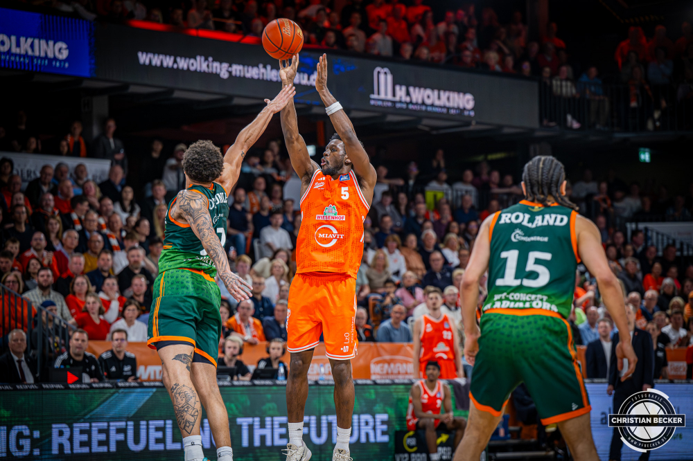 1. Basketball Bundesliga, easyCredit BBL, Saison 2025/2026, Herren, Play-Ins, Spiel um Platz 7, 12.05.2026, RASTA Vechta - Gladiators Trier
TJ Bamba (#5 - RASTA Vechta) beim Jumpshot
Schlüsselwörter: 1. Bundesliga;12.05.2026;BBL;Basketball;Gladiators;Liga;Play-Ins;RASTA;RASTA Dome;Saison 2025/2026;Trier;VET-CONCEPT;Vechta;easycredit