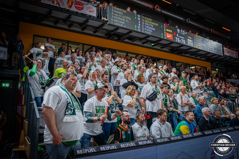 1. Basketball Bundesliga, easyCredit BBL, Saison 2025/2026, Herren, Play-Ins, Spiel um Platz 7, 12.05.2026, RASTA Vechta - Gladiators Trier
Die Fans der VET-CONCEPT Gladiators Trier w&auml;hrend der Partie
Schlüsselwörter: 1. Bundesliga;12.05.2026;BBL;Basketball;Gladiators;Liga;Play-Ins;RASTA;RASTA Dome;Saison 2025/2026;Trier;VET-CONCEPT;Vechta;easycredit