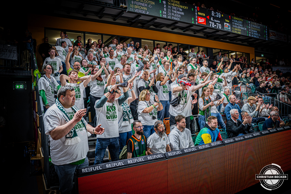 1. Basketball Bundesliga, easyCredit BBL, Saison 2025/2026, Herren, Play-Ins, Spiel um Platz 7, 12.05.2026, RASTA Vechta - Gladiators Trier
Die Fans der VET-CONCEPT Gladiators Trier w&auml;hrend der Partie
Schlüsselwörter: 1. Bundesliga;12.05.2026;BBL;Basketball;Gladiators;Liga;Play-Ins;RASTA;RASTA Dome;Saison 2025/2026;Trier;VET-CONCEPT;Vechta;easycredit