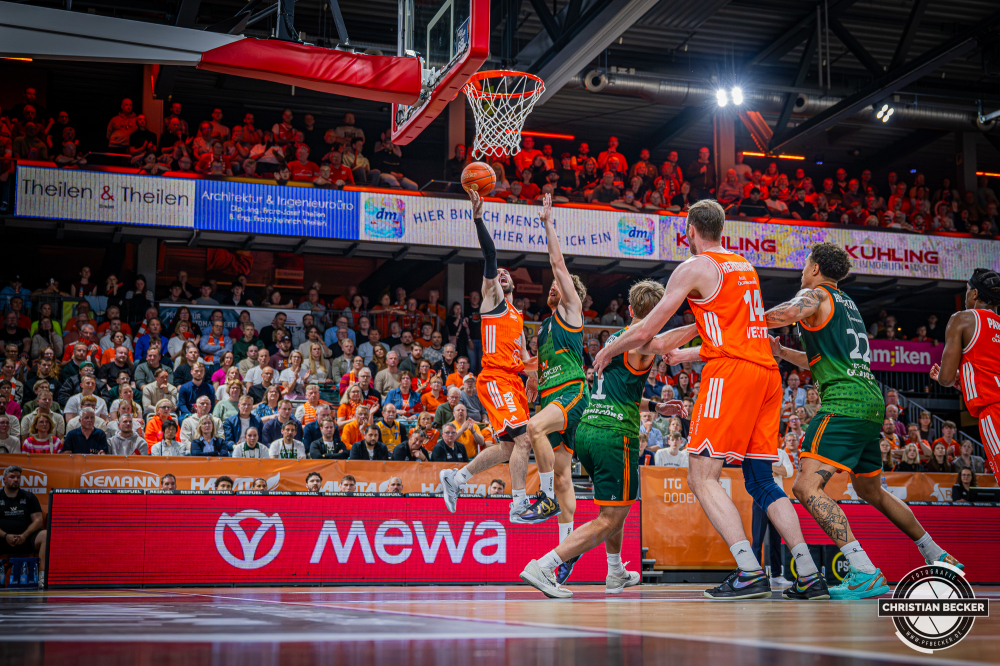 1. Basketball Bundesliga, easyCredit BBL, Saison 2025/2026, Herren, Play-Ins, Spiel um Platz 7, 12.05.2026, RASTA Vechta - Gladiators Trier
Tommy Kuhse (#12 - RASTA Vechta) beim Korbleger
Schlüsselwörter: 1. Bundesliga;12.05.2026;BBL;Basketball;Gladiators;Liga;Play-Ins;RASTA;RASTA Dome;Saison 2025/2026;Trier;VET-CONCEPT;Vechta;easycredit