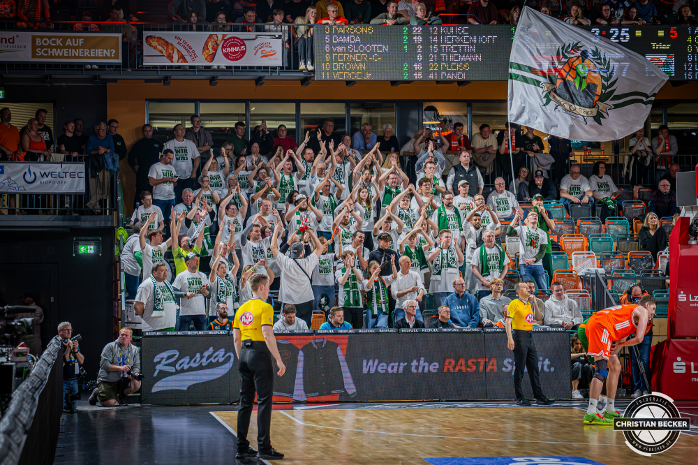 1. Basketball Bundesliga, easyCredit BBL, Saison 2025/2026, Herren, Play-Ins, Spiel um Platz 7, 12.05.2026, RASTA Vechta - Gladiators Trier
Die Fans der VET-CONCEPT Gladiators Trier w&auml;hrend der Partie
Schlüsselwörter: 1. Bundesliga;12.05.2026;BBL;Basketball;Gladiators;Liga;Play-Ins;RASTA;RASTA Dome;Saison 2025/2026;Trier;VET-CONCEPT;Vechta;easycredit