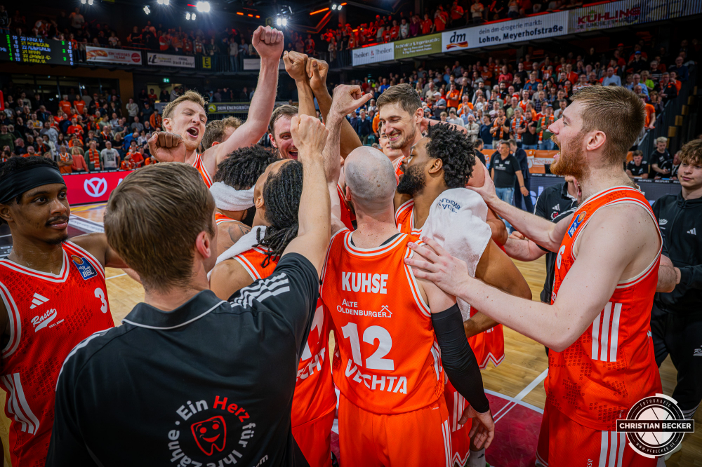 1. Basketball Bundesliga, easyCredit BBL, Saison 2025/2026, Herren, Play-Ins, Spiel um Platz 7, 12.05.2026, RASTA Vechta - Gladiators Trier
Das Team von RASTA Vechta nach der Partie
Schlüsselwörter: 1. Bundesliga;12.05.2026;BBL;Basketball;Gladiators;Liga;Play-Ins;RASTA;RASTA Dome;Saison 2025/2026;Trier;VET-CONCEPT;Vechta;easycredit