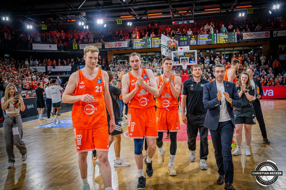 1. Basketball Bundesliga, easyCredit BBL, Saison 2025/2026, Herren, Play-Ins, Spiel um Platz 7, 12.05.2026, RASTA Vechta - Gladiators Trier
Das Team von RASTA Vechta nach der Partie
Schlüsselwörter: 1. Bundesliga;12.05.2026;BBL;Basketball;Gladiators;Liga;Play-Ins;RASTA;RASTA Dome;Saison 2025/2026;Trier;VET-CONCEPT;Vechta;easycredit