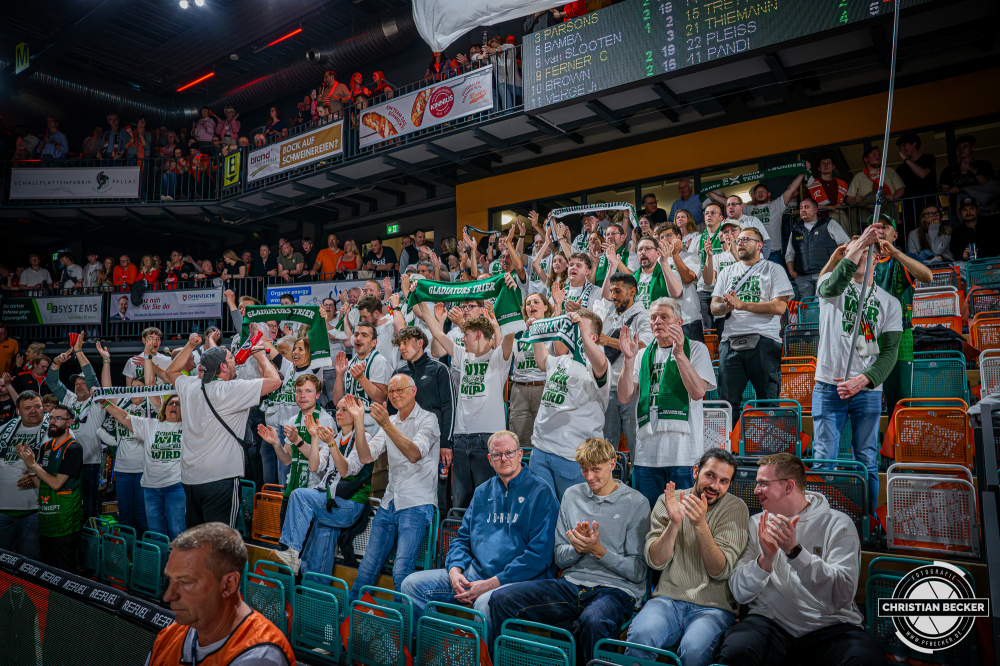 1. Basketball Bundesliga, easyCredit BBL, Saison 2025/2026, Herren, Play-Ins, Spiel um Platz 7, 12.05.2026, RASTA Vechta - Gladiators Trier
Die Fans der VET-CONCEPT Gladiators Trier nach der Partie
Schlüsselwörter: 1. Bundesliga;12.05.2026;BBL;Basketball;Gladiators;Liga;Play-Ins;RASTA;RASTA Dome;Saison 2025/2026;Trier;VET-CONCEPT;Vechta;easycredit