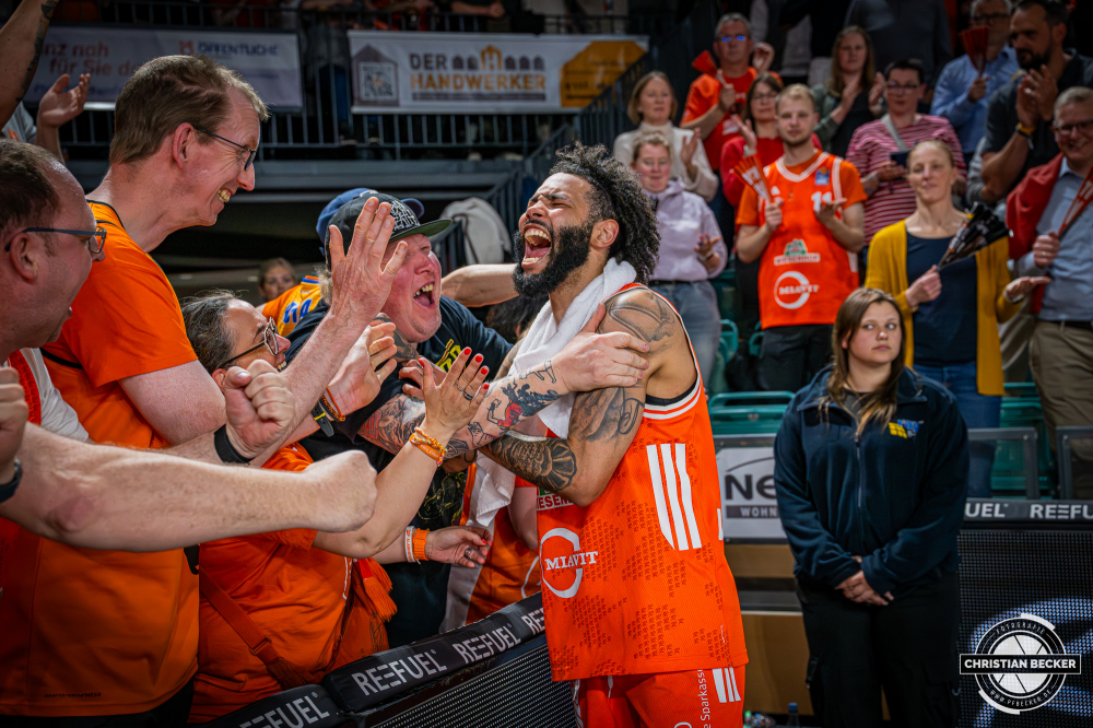 1. Basketball Bundesliga, easyCredit BBL, Saison 2025/2026, Herren, Play-Ins, Spiel um Platz 7, 12.05.2026, RASTA Vechta - Gladiators Trier
Tevin Brown (#10 - RASTA Vechta) zeigt Emotionen nach der Partie
Schlüsselwörter: 1. Bundesliga;12.05.2026;BBL;Basketball;Gladiators;Liga;Play-Ins;RASTA;RASTA Dome;Saison 2025/2026;Trier;VET-CONCEPT;Vechta;easycredit