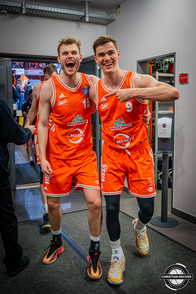 1. Basketball Bundesliga, easyCredit BBL, Saison 2025/2026, Herren, Play-Ins, Spiel um Platz 7, 12.05.2026, RASTA Vechta - Gladiators Trier
Linus Trettin (#15 - RASTA Vechta) und Joschka Ferner (#9 - RASTA Vechta) nach der Partie
Schlüsselwörter: 1. Bundesliga;12.05.2026;BBL;Basketball;Gladiators;Liga;Play-Ins;RASTA;RASTA Dome;Saison 2025/2026;Trier;VET-CONCEPT;Vechta;easycredit