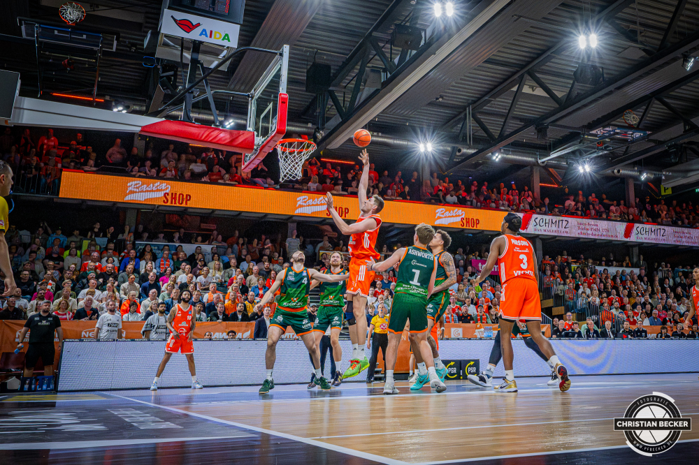 1. Basketball Bundesliga, easyCredit BBL, Saison 2025/2026, Herren, Play-Ins, Spiel um Platz 7, 12.05.2026, RASTA Vechta - Gladiators Trier
Tibor Pleiß (#22 - RASTA Vechta) beim Korbleger
Schlüsselwörter: 1. Bundesliga;12.05.2026;BBL;Basketball;Gladiators;Liga;Play-Ins;RASTA;RASTA Dome;Saison 2025/2026;Trier;VET-CONCEPT;Vechta;easycredit