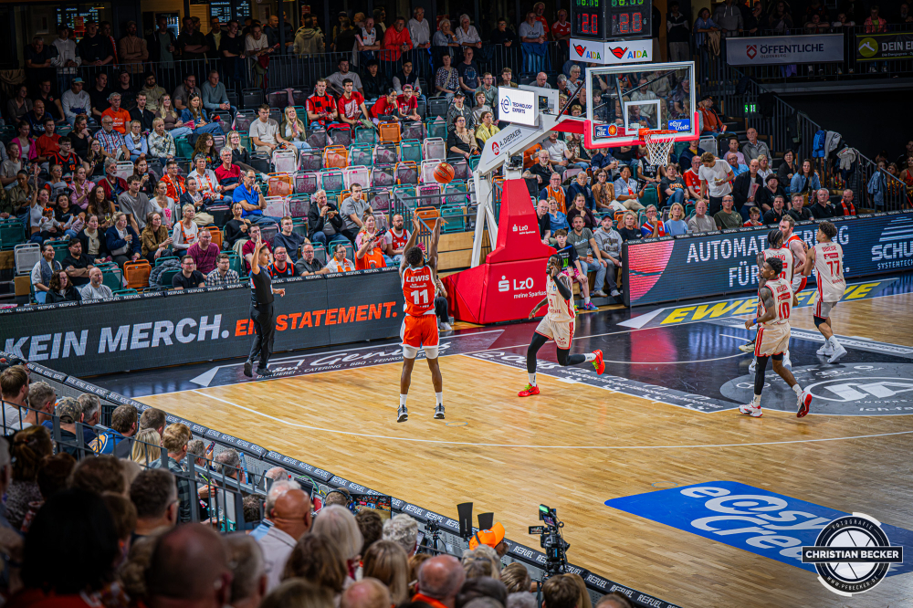 1. Basketball Bundesliga, easyCredit BBL, Saison 2026/2027, Herren, Hauptrunde, 2. Spieltag, 24.09.2026, RASTA Vechta - Bamberg Baskets
Matt Lewis (#11 - RASTA Vechta) beim Jumpshot
Schlüsselwörter: 1. Bundesliga;2. Spieltag;24.09.2026;BBL;BMA 365;Bamberg;Basketball;Baskets;Hauptrunde;Liga;RASTA;RASTA Dome;Saison 2025/2026;Vechta;easycredit