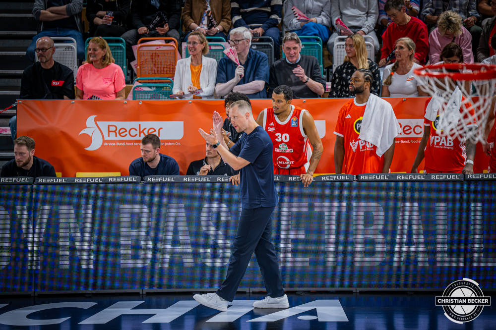 1. Basketball Bundesliga, easyCredit BBL, Saison 2026/2027, Herren, Hauptrunde, 2. Spieltag, 24.09.2026, RASTA Vechta - Bamberg Baskets
Christian Held (Head-Coach - RASTA Vechta) w&auml;hrend der Partie
Schlüsselwörter: 1. Bundesliga;2. Spieltag;24.09.2026;BBL;BMA 365;Bamberg;Basketball;Baskets;Hauptrunde;Liga;RASTA;RASTA Dome;Saison 2025/2026;Vechta;easycredit